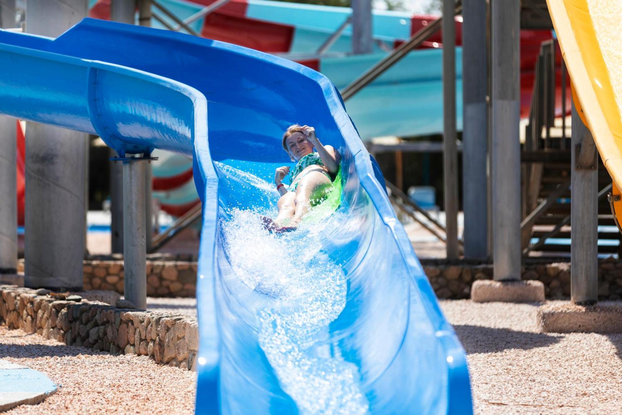 Xperience Kiroseiz Aquapark Premier-Naama Bay Hotel Sharm-el-Sheikh Buitenkant foto A child on a water slide